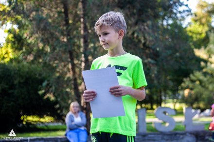 Ceremonia wręczenia nagród na podium przez Burmistrza Miasta Wisła